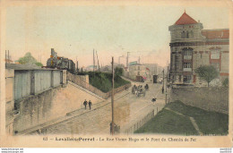 92 LAVALLOIS PERRET LA RUE VICTOR HUGO ET LE PONT DU CHEMIN DE FER - Levallois Perret