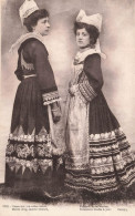 FOLKLORE - Costumes - Robes - Jeunes Femmes - Carte Postale Ancienne - Costumi