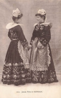 FOLKLORE - Costumes - Jeunes Filles De Bannalec - Carte Postale Ancienne - Costumes