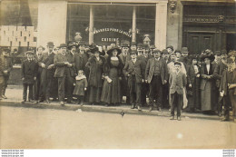 CARTE PHOTO NON IDENTIFIEE REPRESENTANT UN GROUPE DE GENS TRES NOMBREUX DEVANT LA VITRINE D'UN MAGASIN - A Identifier