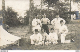 CARTE PHOTO NON IDENTIFIEE REPRESENTANT DES SOLDATS AU CAMP DE CHALONS A COTE DE LA TENTE - A Identifier