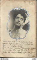 CARTE PHOTO NON IDENTIFIEE REPRESENTANT UNE FEMME LES YEUX LEVES AU CIEL DANS UN MEDAILLON CERCLE D'UN METAL ARGENTE - A Identifier