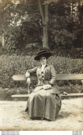 CARTE PHOTO NON IDENTIFIEE REPRESENTANT UNE FEMME DE LA BOURGEOISIE ASSISE SUR UN BANC DANS UN PARC - To Identify