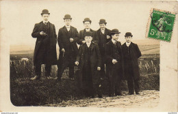 CARTE PHOTO NON IDENTIFIEE REPRESENTANT  7 HOMMES EN PAR DESSUS ET CHAPEAU MELON - To Identify