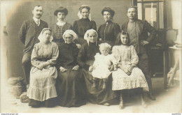 CARTE PHOTO NON IDENTIFIEE REPRESENTANT  UNE FAMILLE QUI PREND LA POSE LES FEMMES ONT DES COIFFES A IDENTIFIER - A Identifier