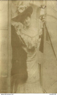 CARTE PHOTO NON IDENTIFIEE REPRESENTANT UNE FEMME ELEGANTE BELLE TOILETTE ET BEAU CHAPEAU - A Identifier