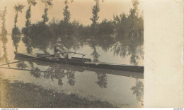 CARTE PHOTO NON IDENTIFIEE UN HOMME SUR UN CANOE - A Identifier