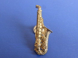 Pin's Saxophone Saxo - Instrument De Musique - En Relief (SE24) - Musique