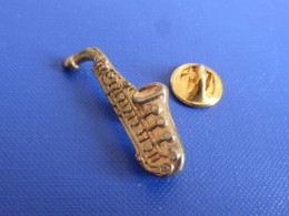 Broche (no Pin's) Saxophone Saxo - Instrument De Musique - En Relief (Z1) - Musique