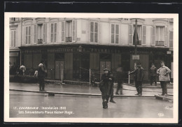 AK Courbevoie, Inondation 1910, Les Sauveteurs Place Victor Hugo  - Inondations