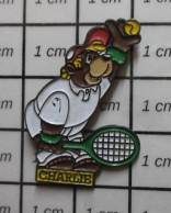 712F Pin's Pins / Beau Et Rare / THEME : ANIMAUX / OURS  CHARLIE TENNIS - Dieren