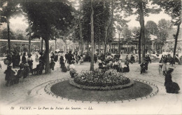 FRANCE - Vichy - Vue Sur Le Parc Du Palais Des Sources - LL - Animé - Carte Postale Ancienne - Vichy