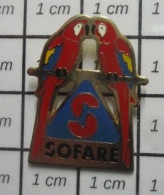 1920 Pin's Pins / Beau Et Rare / ANIMAUX / COUPLE DE PERROQUETS SOFARE Away From L.A. ? - Tiere