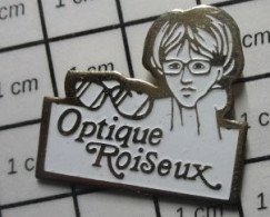 1920 Pin's Pins / Beau Et Rare / MARQUES / OPTIQUE ROISEUX Rue De La Vallée 7, 6990 Hotton, BelGIQUE - Trademarks