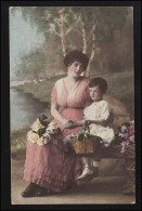 Foto AK Frauen Mutter & Tochter Auf Bank Innig Mit Blumen, DEGGENDORF 16.5.1918 - Mode