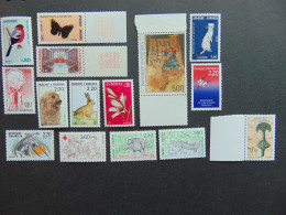 Très Beau Petit Ensemble De Timbres En Qualité ** Des Années 70/80 Avec Quelques Bords De Feuille - Verzamelingen