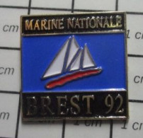 1920 Pin's Pins / Beau Et Rare / MILITARIA / MARINE NATIONALE BREST 1992 VOILIER BATEAU - Army