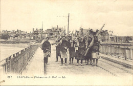 62. Etaples - Pêcheuses Sur Le Pont   - L.L 141 - Etaples