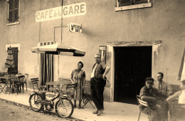 Quincieux * Café De La Gare * Mobylette * Commerce Village Villageois * Photo Ancienne 12.5x8.2cm - Autres & Non Classés