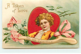 N°18277 - Carte Gaufrée - Clapsaddle - A Token Of Love To My Valentine - Portrait D'un Garçon Dans Un Coeur - Saint-Valentin