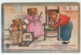 N°17141 - Tiens, Délicat, Assieds-toi Sur Ce Coussin - Ours Habillés - Kennedy - Dressed Animals