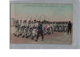 CPA - Militaire Militaria - Les Plaisirs De La Caserne Rentrée De Manoeuvres Homme En Rang Fusil 1907 - Kasernen