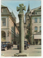 Trier: RENAULT DAUPHINE, CITROËN TRACTION AVANT 11 NORMALE - - Marktkreuz Auf Dem Hauptmarkt Und Dom - Voitures De Tourisme