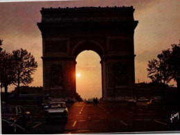 Arc De Triomphe De L'Etoile. -  Au Crépuscule - Arc De Triomphe