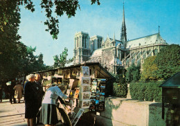 CPM- PARIS - Les BOUQUINISTES Devant NOTRE-DAME * SUP - * 2 Scans - La Seine Et Ses Bords