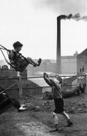 "Children At Play, Leeds, May 1955" Clothing Industry, Female Labour Workforce, Victorian, Britain [CPM Nostalgia Card] - Grupo De Niños Y Familias