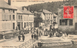 Haraucourt * La Grande Rue Et Le Pont Du Village * Villageois - Autres & Non Classés