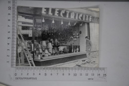 Photo Photographie C.1980 Vitrine D'un Commerce Magasin D'électricité MAZZEGA (possiblement Aix Les Bains ) Photo FERRé - Oggetti