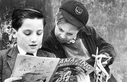 "Comics,1952" Boys Reading, The Children's Newspaper, Dandy, Beano, American GIs Influence[CPM Nostalgia Postcard Repro] - Gruppi Di Bambini & Famiglie