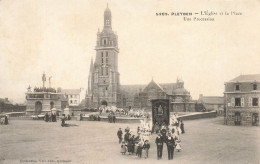 Pleyben * L'église Et La Place Du Village * Une Procession * Fête Religieuse - Pleyben