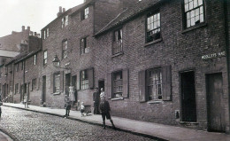 "Woolleys Yard, 1933" Nottingham Street, Families, Unemployment, Low Wages, Economic Depression [CPM Nostalgia Postcard] - Grupo De Niños Y Familias