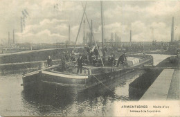 ARMENTIERES - Visite D'un Bateau (péniche), à La Frontière (douaniers). - Douane