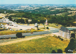 Environs Des HERBIERS (85) "Le Mont Des Alouettes" - Au Premier Plan , La Chapelle En Granit  CPSM  GF - Les Herbiers