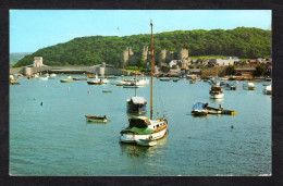 Pays De Galles - CONWY From The HARBOUR , Le Château, Le Pont Et Les Bateaux Aux Mouillages Dans Le Port - Sonstige & Ohne Zuordnung