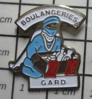 1920 Pin's Pins / Beau Et Rare / ALIMENTATION / FEMME OU HOMME BLEU(E) TOUAREG ? BOULANGERIES GARD - Levensmiddelen