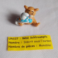 Kinder - Les Schtroumpfs - Bébé Schtroumpfs Avec Son Ourson - UN127 - Sans BPZ - Inzetting