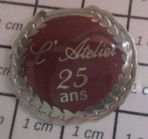 1920 Pin's Pins / Beau Et Rare / MARQUES / L'ATELIER 25 ANS - Marques
