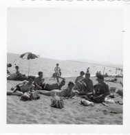 PHOTO-ORIGINALE- 83- FRÉJUS- DES PERSONNES A LA PLAGE 1959 - Personas Anónimos