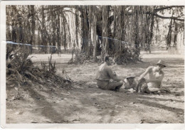 PHOTO--ORIGINALE- DEUX HOMMES A LA FORET - Personas Anónimos