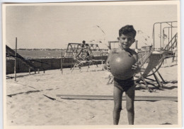 PHOTO-CARTE-ORIGINALE- UN ENFANT AVEC UN BALLON A LA PLAGE - Personas Anónimos