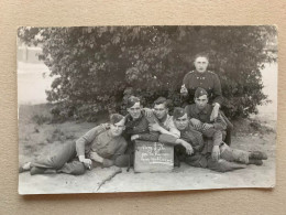 Foto Soldaten Leger Interbellum Belgïë 1930 1940 'nog 396 Dagen En Ze Kunnen Hem Opblazen' - Altri & Non Classificati