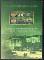 ** 2023 Magyar Nemzeti Múzeum Kincsei Bélyegszett, Tartalmazza A Blokk Alapváltozatát, Piros Sorszámú Vágott Blokkot és  - Sonstige & Ohne Zuordnung