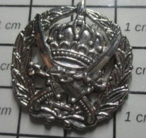 1920 Pin's Pins / Beau Et Rare / MILITARIA / INSIGNE METAL ARGENT ARMEE ANGLAISE A IDENTIFIER - Militair & Leger