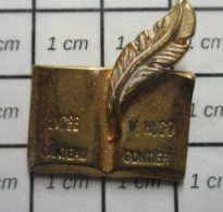 1920  Pin's Pins / Beau Et Rare / ADMINISTRATIONS /  EN RELIEF METAL JAUNE LYCEE V HUGO CHATEAU-GONTIER LIVRE ET PLUME - Administration