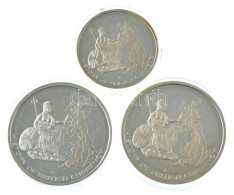 Nagy-Britannia DN "A Brit Valuta Története" Kétoldalas, Ezüstözött Fém Emlékérem, Benne Aranyozott Forgalmi érmével (3xk - Unclassified