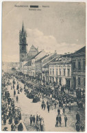 T3 1922 Beszterce, Bistritz, Bistrita; Kórház Utca, Felvonulás, üzletek. Hausmann Bella Kiadása / Street View, Processio - Sin Clasificación